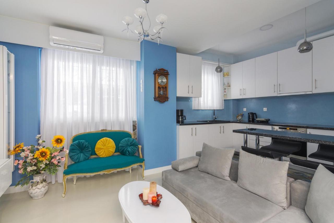 Wonderful Renovated Apartment With Private Patio Athens Exterior photo