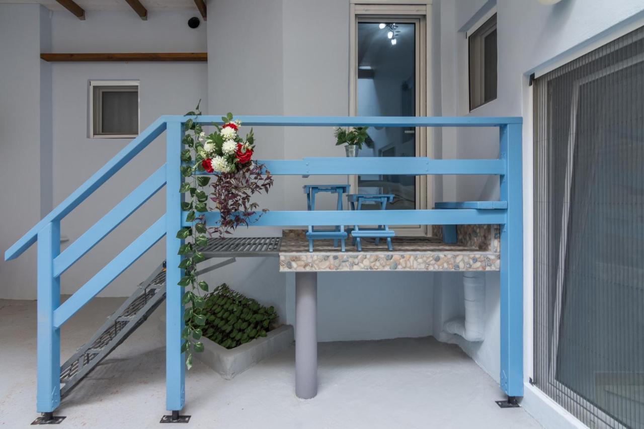 Wonderful Renovated Apartment With Private Patio Athens Exterior photo